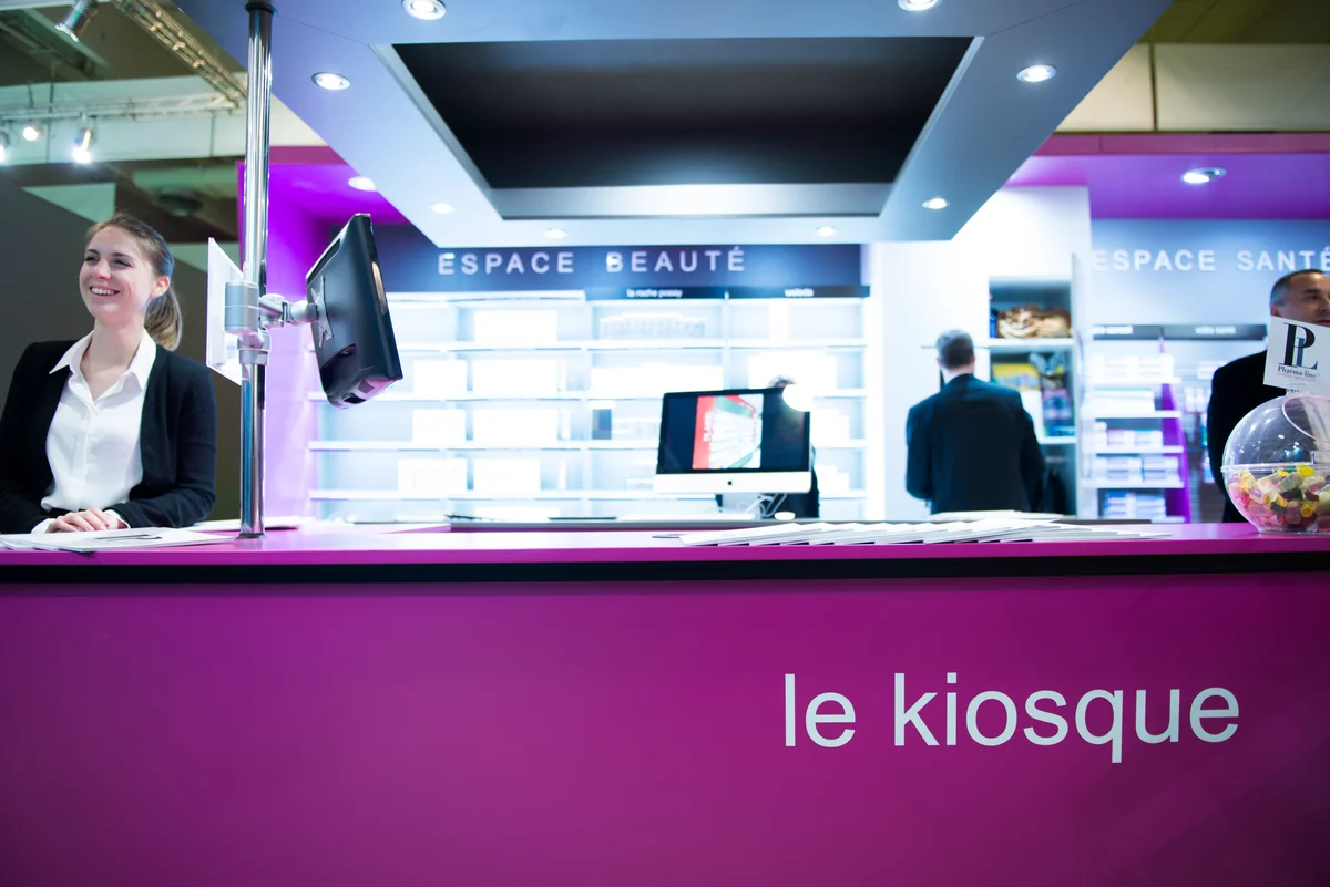 A presentation kiosk in a trade show’s Espace Beauté area.